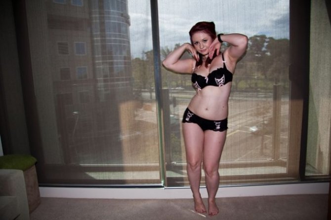 Жизнь стриптизерши в свободное от работы время