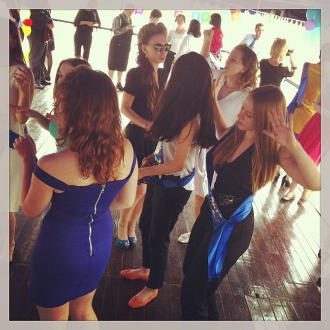 Выпускницы на последнем звонке 2013