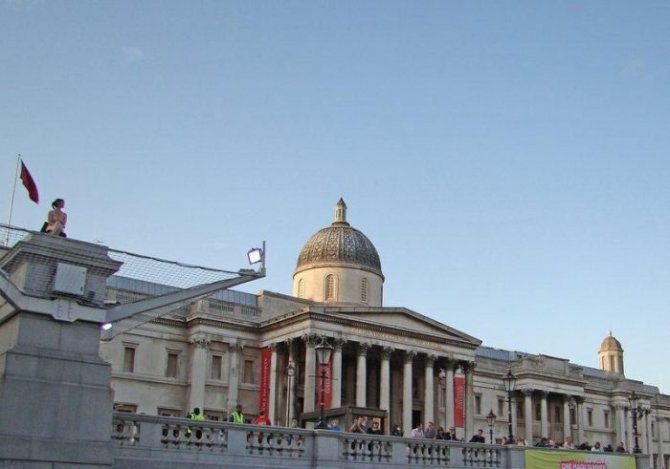 Обнаженная девушка в Лондоне