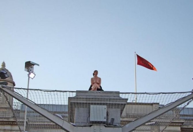 Обнаженная девушка в Лондоне