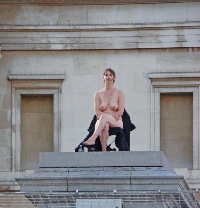 Обнаженная девушка в Лондоне