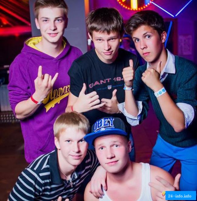 Посетители ночного клуба получили ожоги глаз (13 фото)