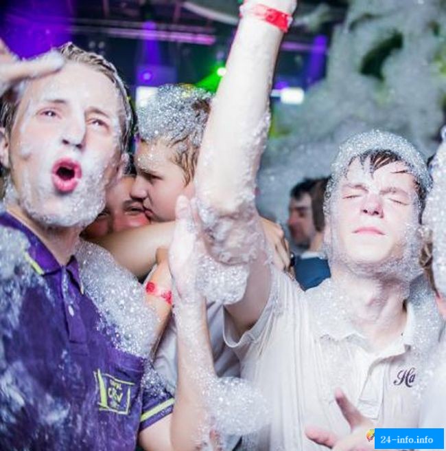 Посетители ночного клуба получили ожоги глаз (13 фото) Посетители ночного клуба получили ожоги глаз (13 фото)