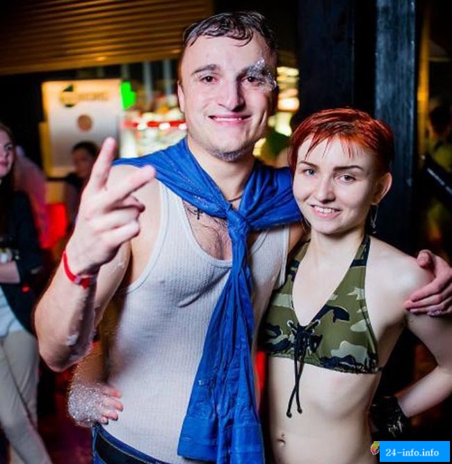 Посетители ночного клуба получили ожоги глаз (13 фото) Посетители ночного клуба получили ожоги глаз (13 фото)