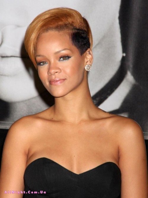 Rihanna подписывает автографы