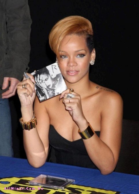 Rihanna подписывает автографы