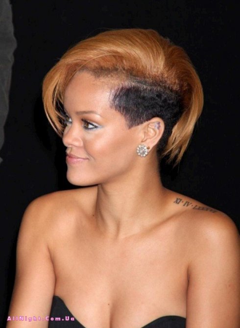 Rihanna подписывает автографы