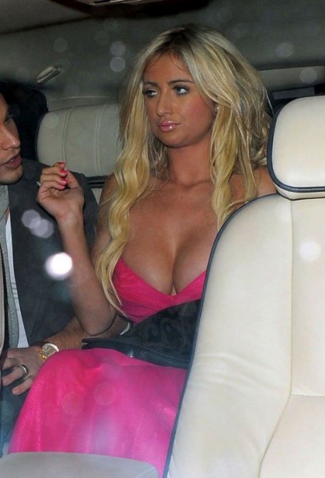 Chantelle Houghton в автомобиле