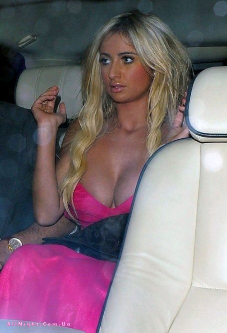 Chantelle Houghton в автомобиле