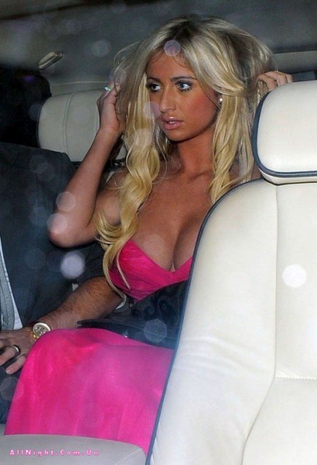 Chantelle Houghton в автомобиле