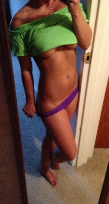 Девушки сексуально оголяют грудь