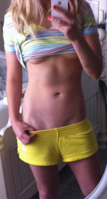 Девушки сексуально оголяют грудь