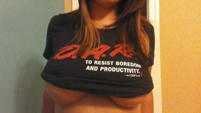 Девушки сексуально оголяют грудь