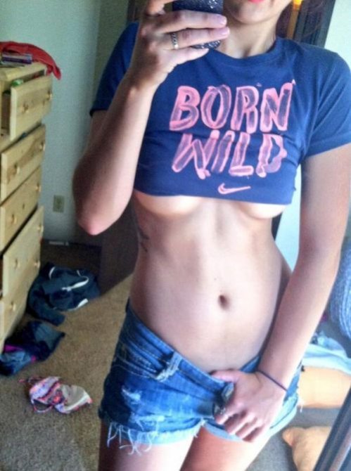 Девушки сексуально оголяют грудь