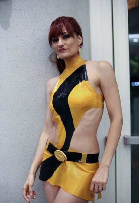 Красивые девушки в косплей костюмах