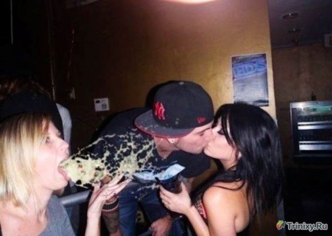 Пьяные девушки отрываются на полную катушку