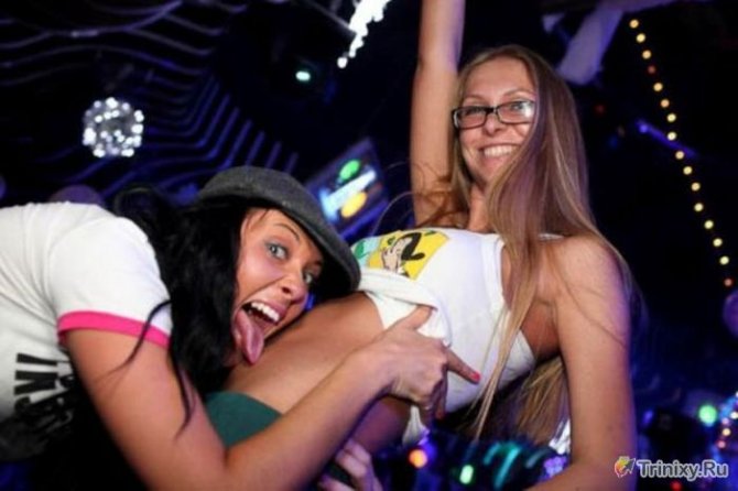 Пьяные девушки отрываются на полную катушку