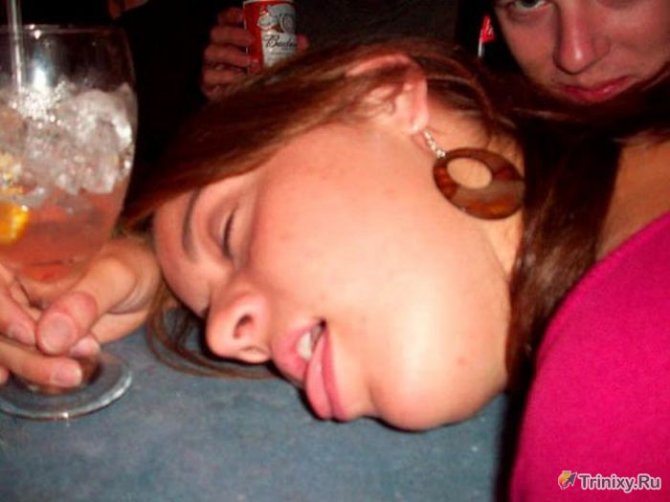 Пьяные девушки отрываются на полную катушку