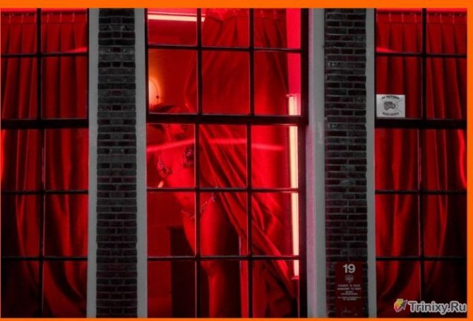 Фотопрогулка по улице красных фонарей