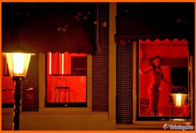 Фотопрогулка по улице красных фонарей