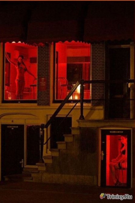 Фотопрогулка по улице красных фонарей