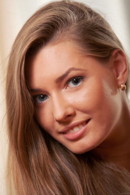 Голая улыбчивая девушка (только для взрослых 18+)