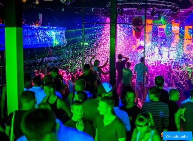 Посетители ночного клуба получили ожоги глаз (13 фото)