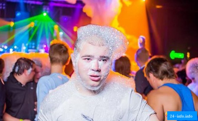 Посетители ночного клуба получили ожоги глаз (13 фото)