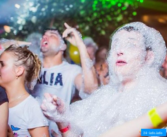 Посетители ночного клуба получили ожоги глаз (13 фото)