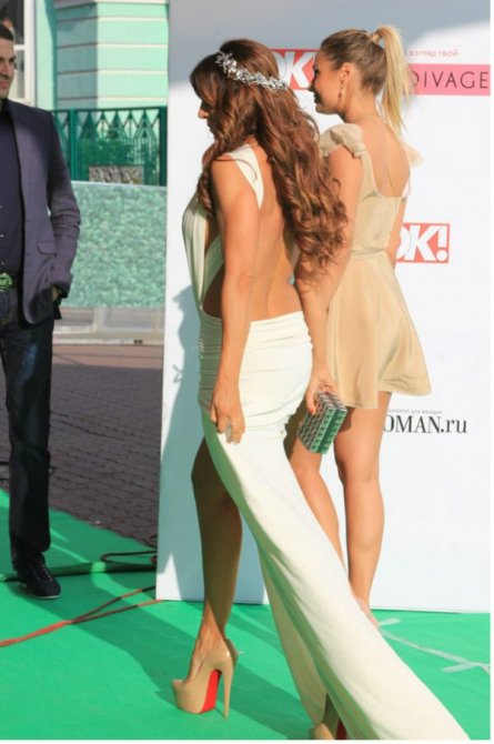 Анна Седокова в весьма откровенном наряде