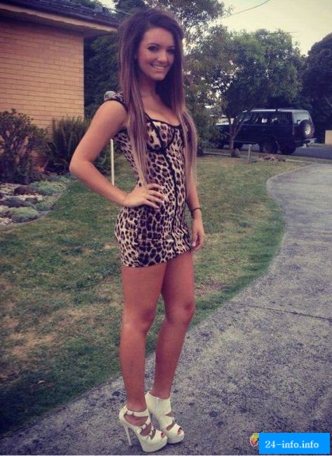 Стройные девушки в обтягивающих платьях