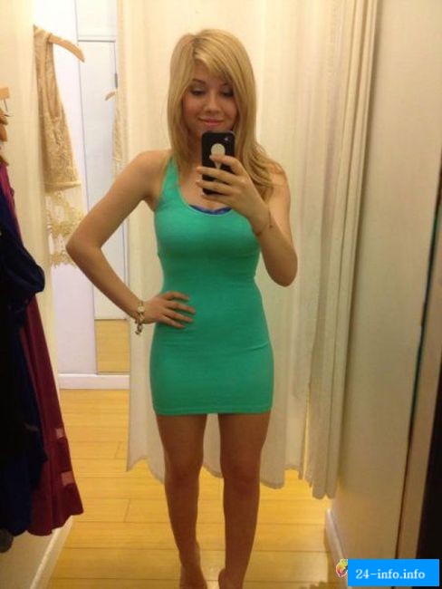 Стройные девушки в обтягивающих платьях