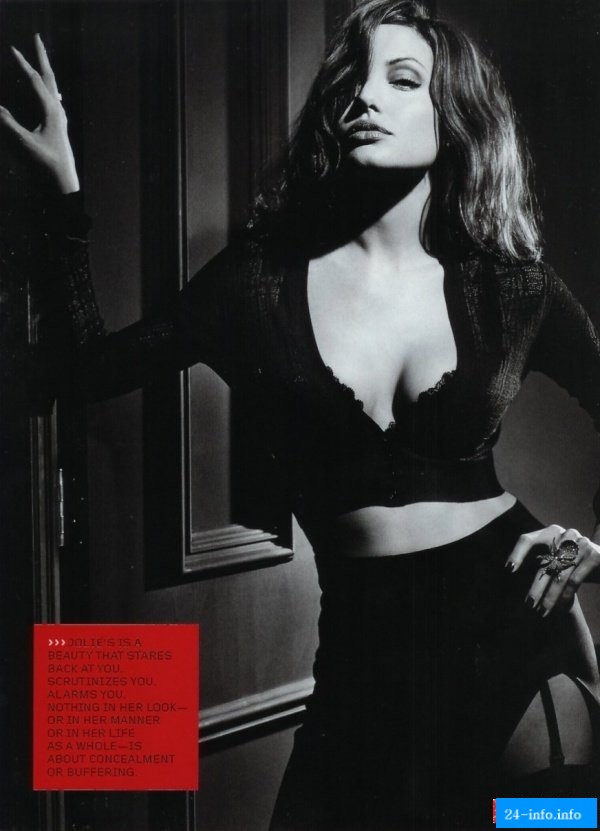 Голая Анджелина Джоли