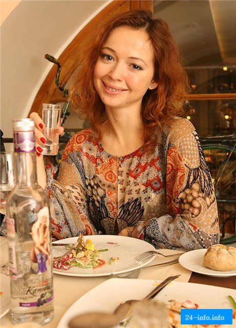 Елена Захарова /   (1975)