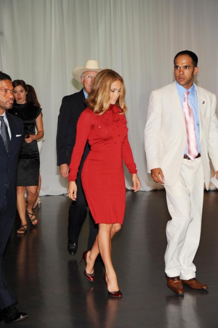 Дженнифер Лопез вышла после родов на люди.