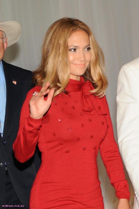 Дженнифер Лопез вышла после родов на люди.