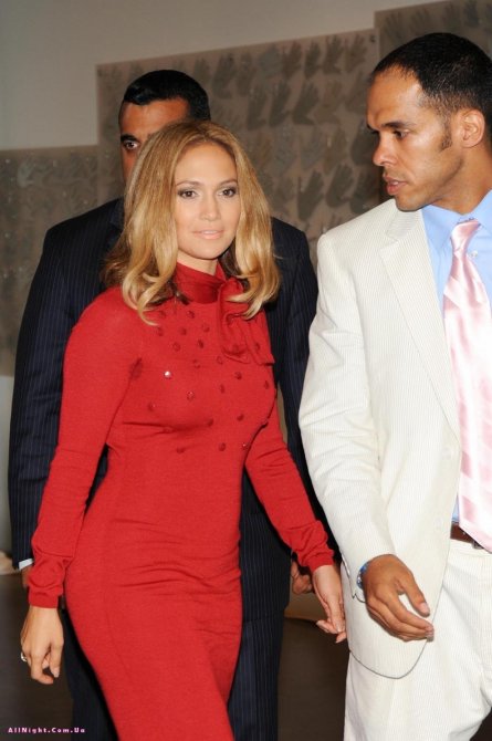 Дженнифер Лопез вышла после родов на люди.