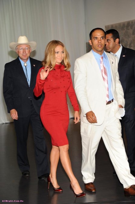 Дженнифер Лопез вышла после родов на люди.