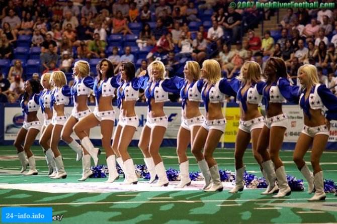 Девушки из группы поддержки команды Dallas Cowboys