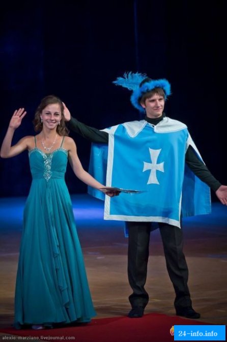 Симпатичные выпускницы 2013 года