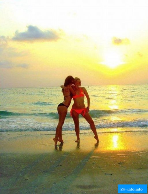 Солнце, лето, девушки в бикини