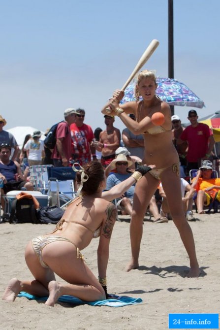 Солнце, лето, девушки в бикини