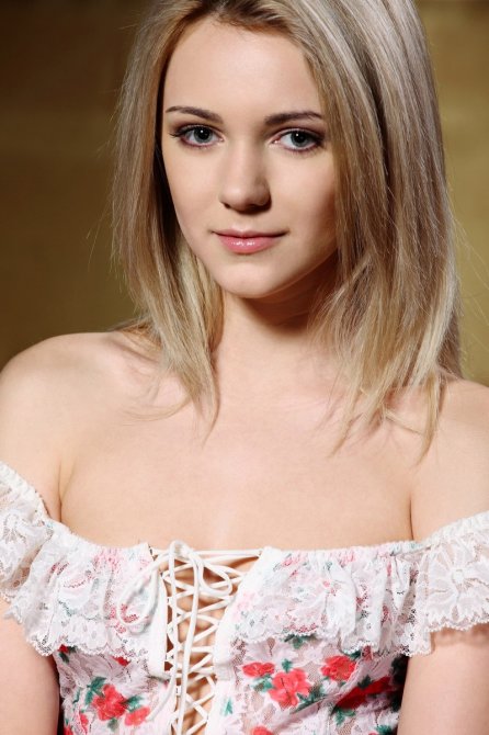 Сексуальная и милая жена соблазняет на ночь