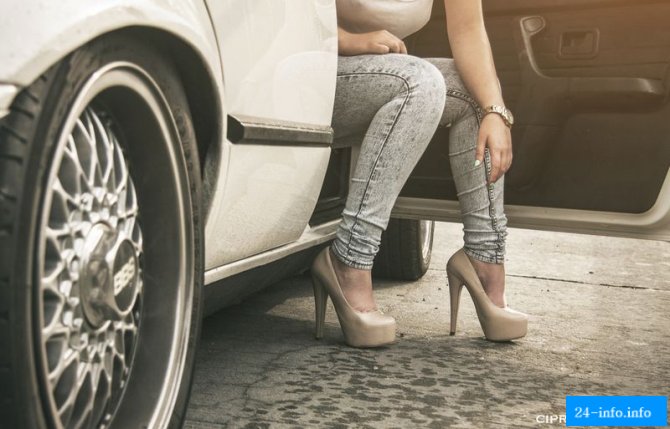 Сексуальные девушки и красивые автомобили (57 фото)