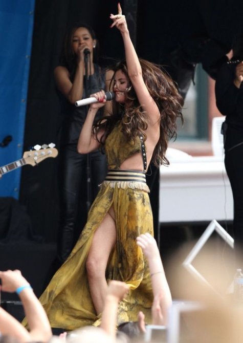 Селена Гомес засветилась без нижнего белья