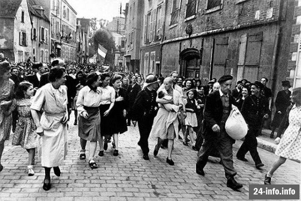 Что делали с любовницами гитлеровцев после войны (19 фото) Что делали с любовницами гитлеровцев после войны (19 фото)