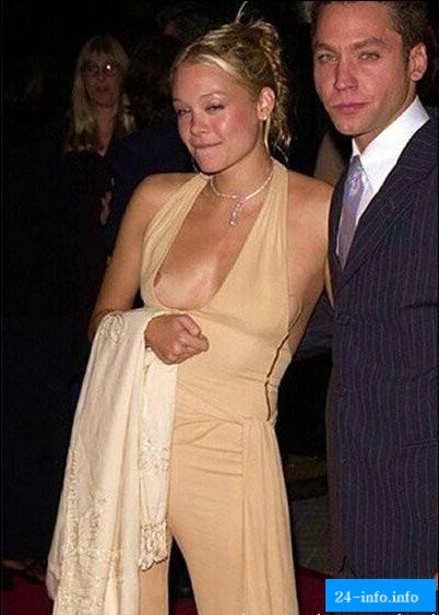 Невнимательность или случайность. Подборка девушек с выпавшими прелестями Невнимательность или случайность. Подборка девушек с выпавшими прелестями