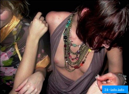 Невнимательность или случайность. Подборка девушек с выпавшими прелестями Невнимательность или случайность. Подборка девушек с выпавшими прелестями