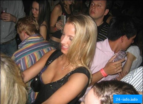 Невнимательность или случайность. Подборка девушек с выпавшими прелестями Невнимательность или случайность. Подборка девушек с выпавшими прелестями