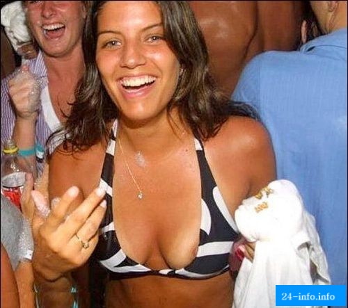 Невнимательность или случайность. Подборка девушек с выпавшими прелестями Невнимательность или случайность. Подборка девушек с выпавшими прелестями